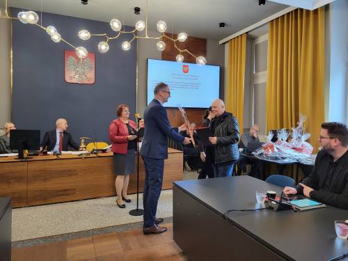 Burmistrz wręcza nagrodę laureatowi.