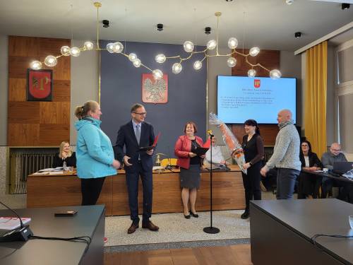 Burmistrz wręcza nagrodę laureatom.