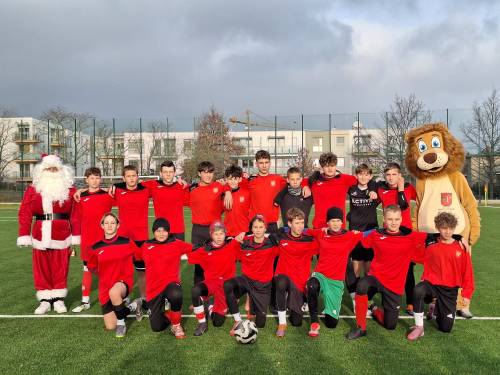 Drużyna uczniów z Mikołajem i Lwem Pruszkiem