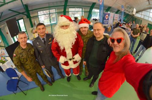 Święty Mikołaj w towarzystwie między innymi żołnierzy i dyrektora ZSO nr 1