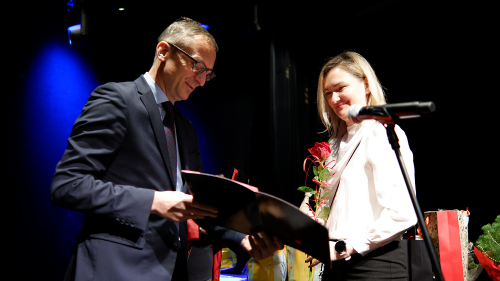 Brumistrz wręcza dyplom