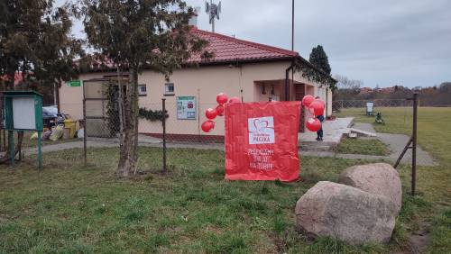 Budynek z banerem szlachetna paczka