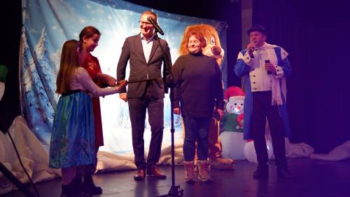 Dzieci z kluczem dobrej zabawy przekazanym przez burmistrza Pruszcza Gdańskiego