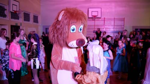 Lew Pruszek tańczy z dziećmi na balu karnawałowym