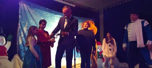 Przekazanie dzieciom klucza do dobrej zabawy przez burmistrza Pruszcza Gdańskiego