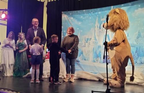 Na scenie Król i Królowa Balu z burmistrzem Pruszcza Gdańskiego i przewodniczącą Rady Miasta