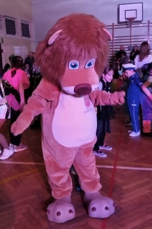 Lew Pruszcza tańczy na parkiecie na balu karnawałowym